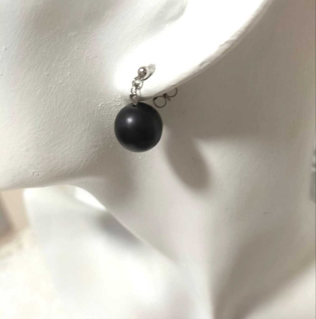 天然石ジェット、約12ミリ珠のチタン製のピアス