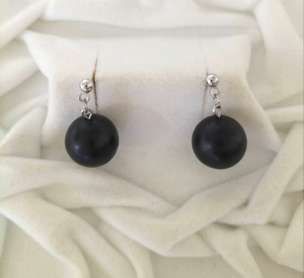 天然石ジェット、約12ミリ珠のチタン製のピアス