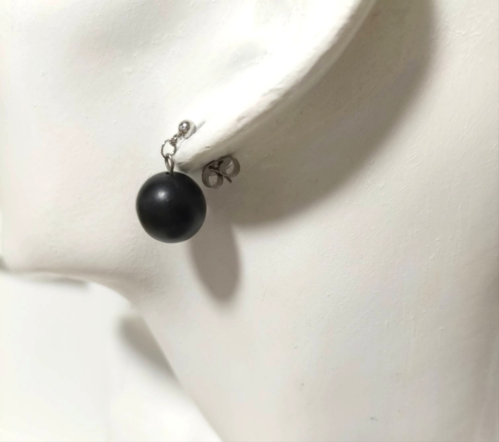 天然石ジェット、約12ミリ珠のチタン製のピアス