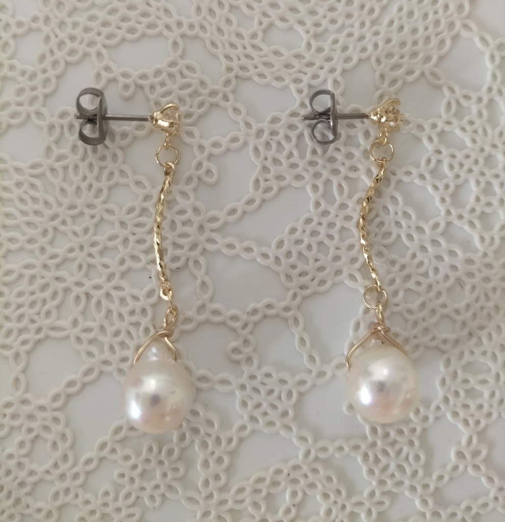 日本産あこや本真珠、クレオパトラ珠のチタン製のピアス(ラインストーン付き)