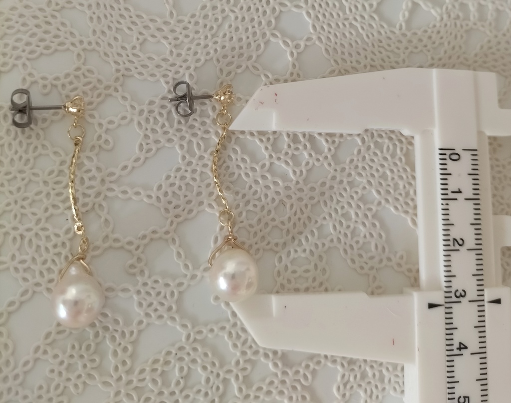 日本産あこや本真珠、クレオパトラ珠のチタン製のピアス(ラインストーン付き)