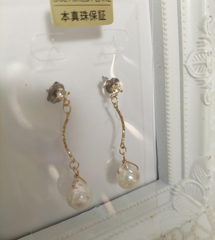 日本産あこや本真珠、クレオパトラ珠のチタン製のピアス(ラインストーン付き)