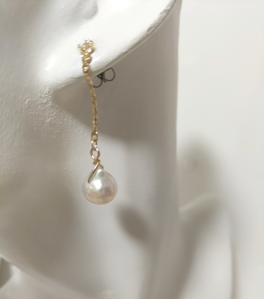 日本産あこや本真珠、クレオパトラ珠のチタン製のピアス(ラインストーン付き)