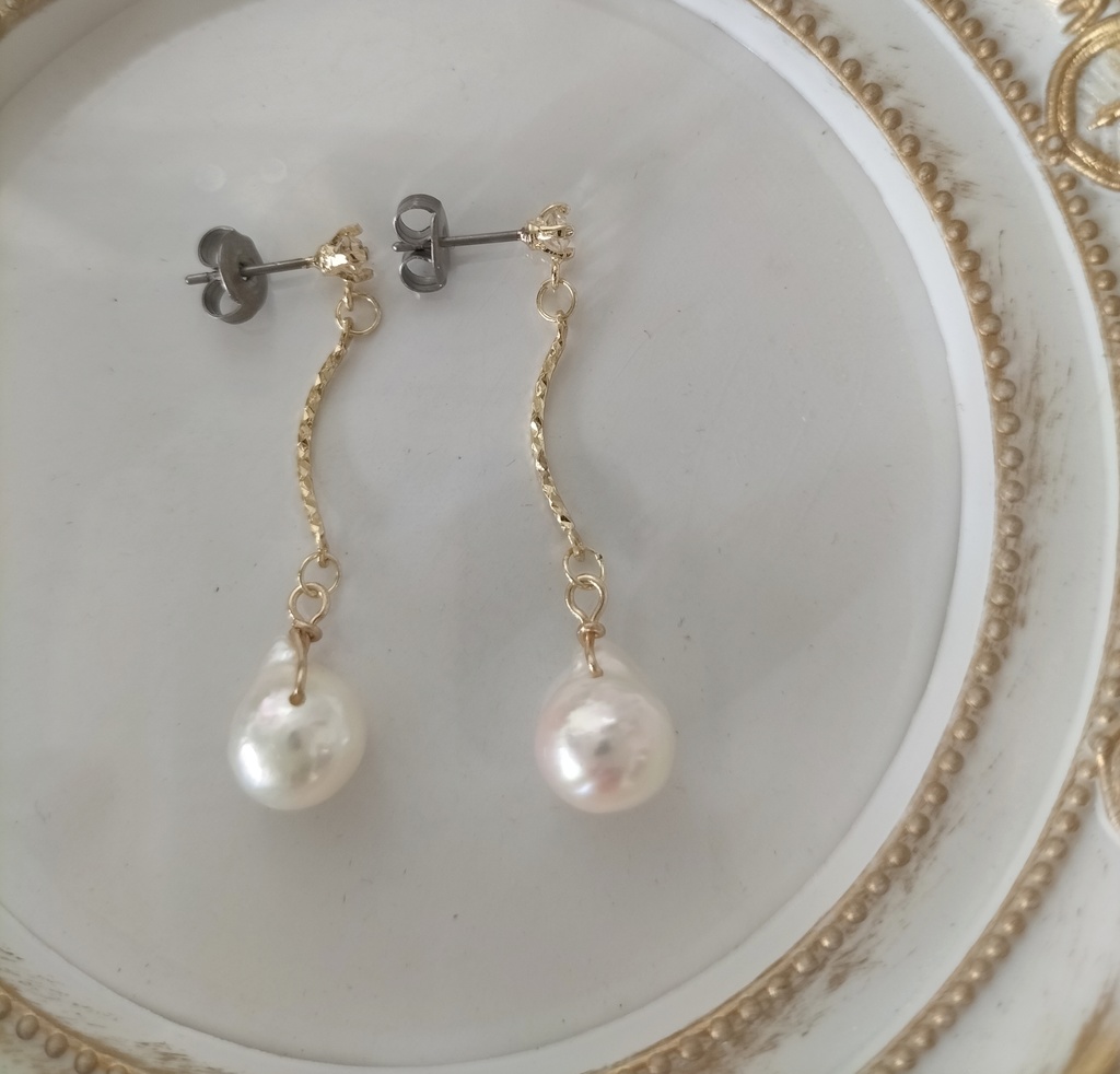 日本産あこや本真珠、クレオパトラ珠のチタン製のピアス(ラインストーン付き)