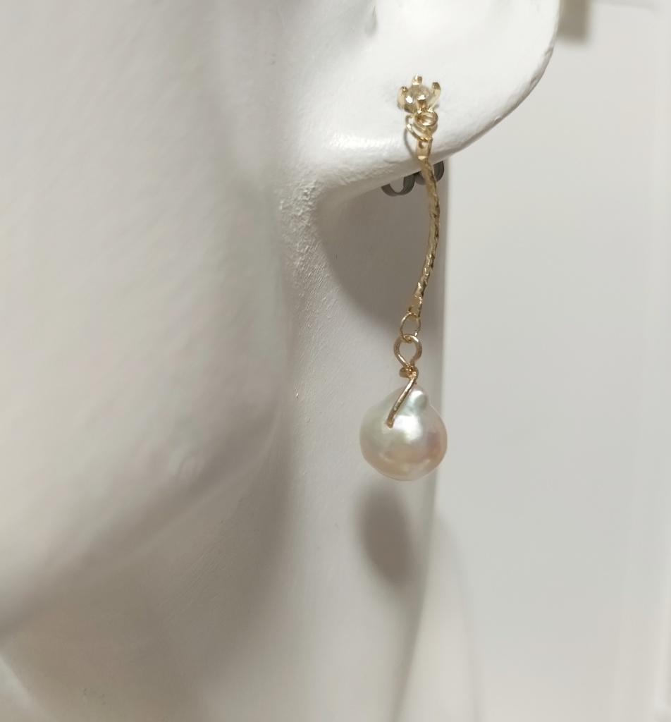 日本産あこや本真珠、クレオパトラ珠のチタン製のピアス(ラインストーン付き)