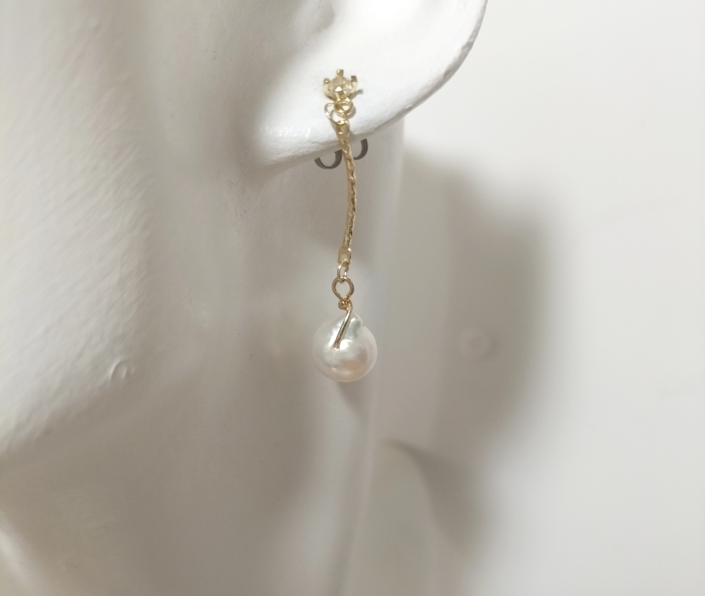 日本産あこや本真珠、クレオパトラ珠のチタン製のピアス(ラインストーン付き)