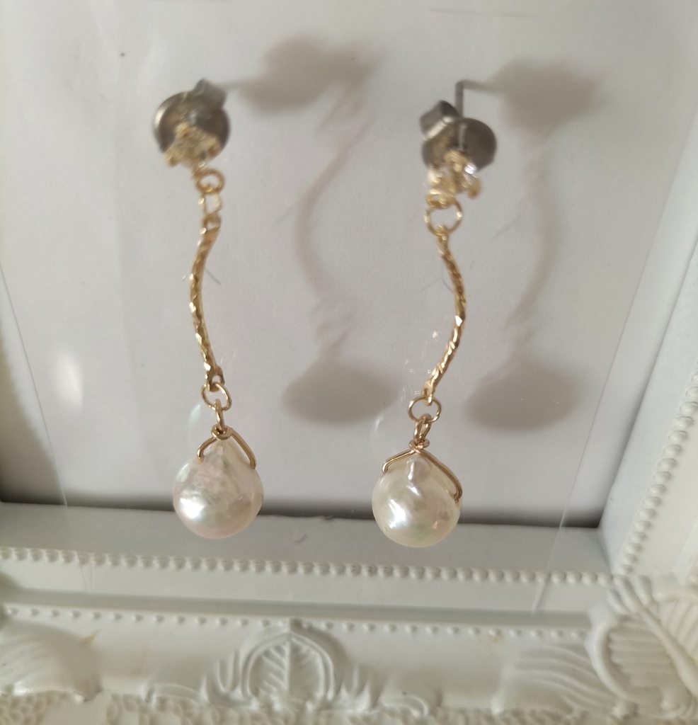 日本産あこや本真珠、クレオパトラ珠のチタン製のピアス(ラインストーン付き)