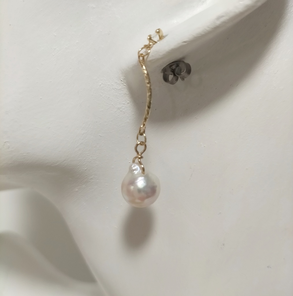 日本産あこや本真珠、クレオパトラ珠のチタン製のピアス(ラインストーン付き)