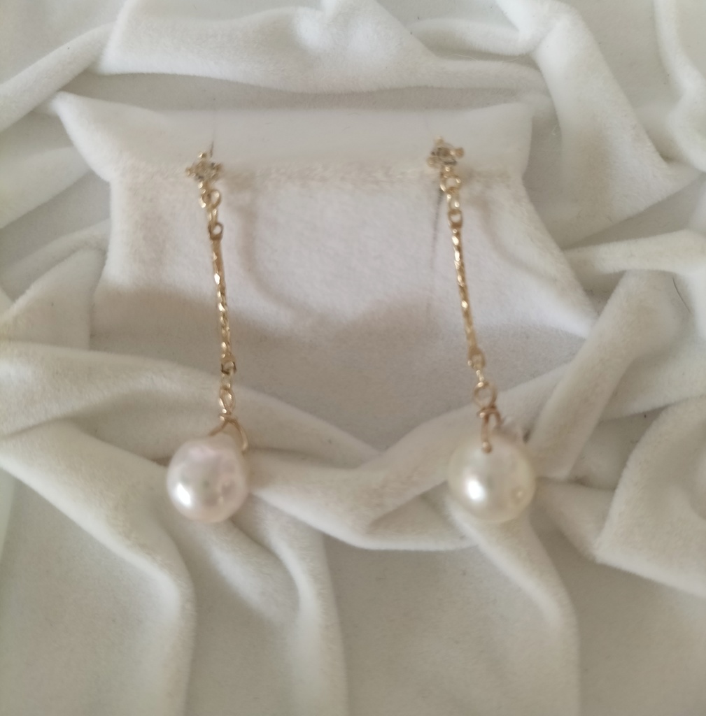 日本産あこや本真珠、クレオパトラ珠のチタン製のピアス(ラインストーン付き)