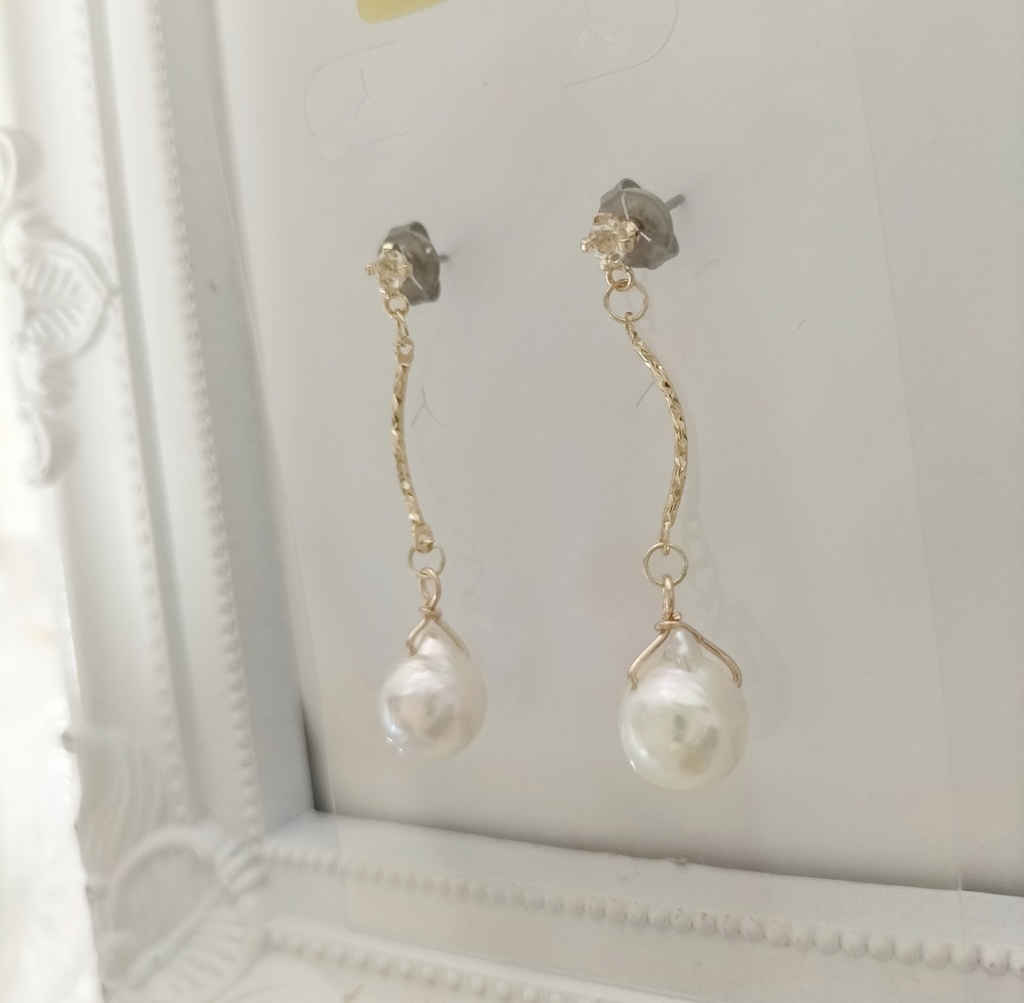 日本産あこや本真珠、クレオパトラ珠のチタン製のピアス(ラインストーン付き)