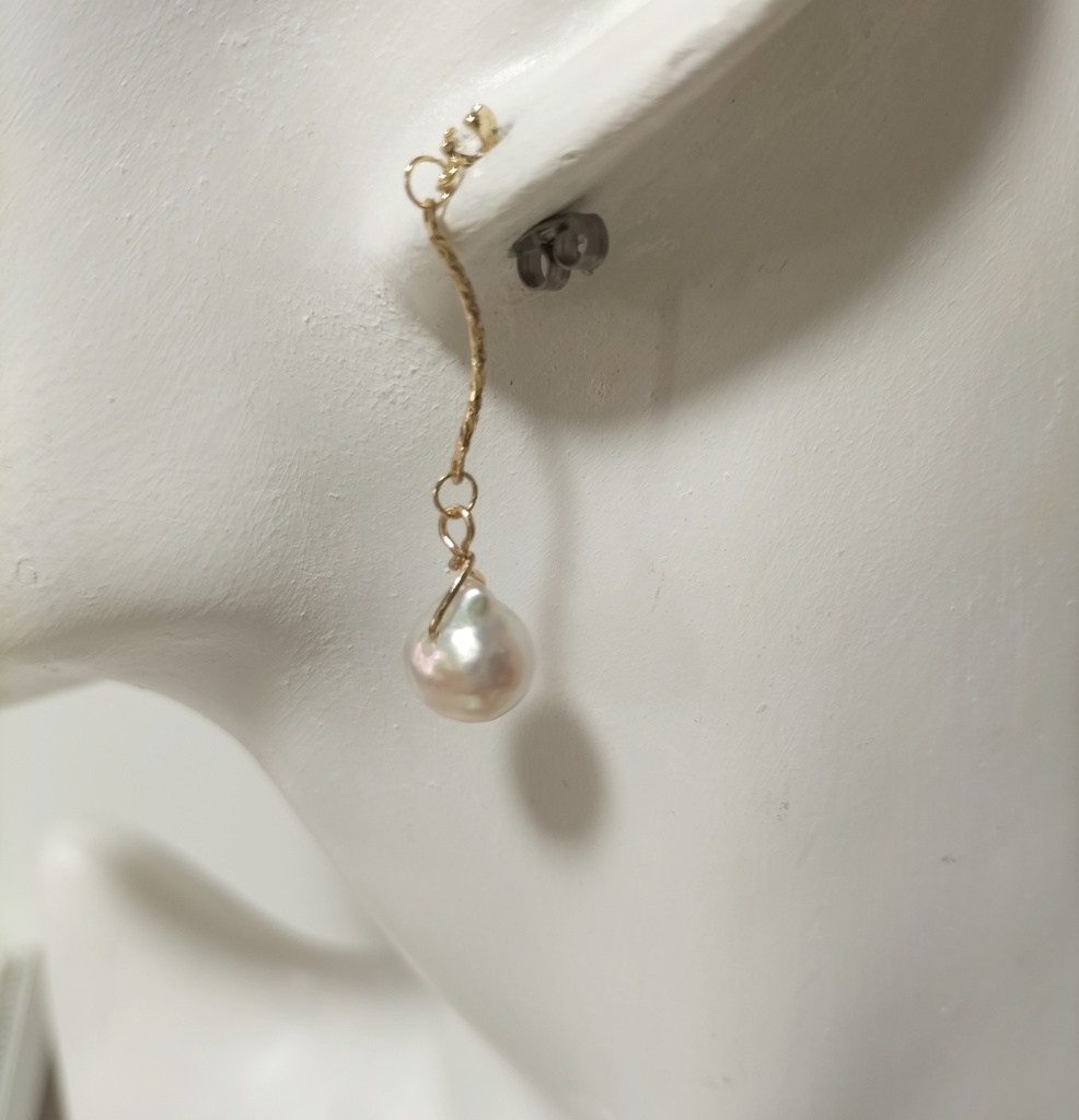 日本産あこや本真珠、クレオパトラ珠のチタン製のピアス(ラインストーン付き)