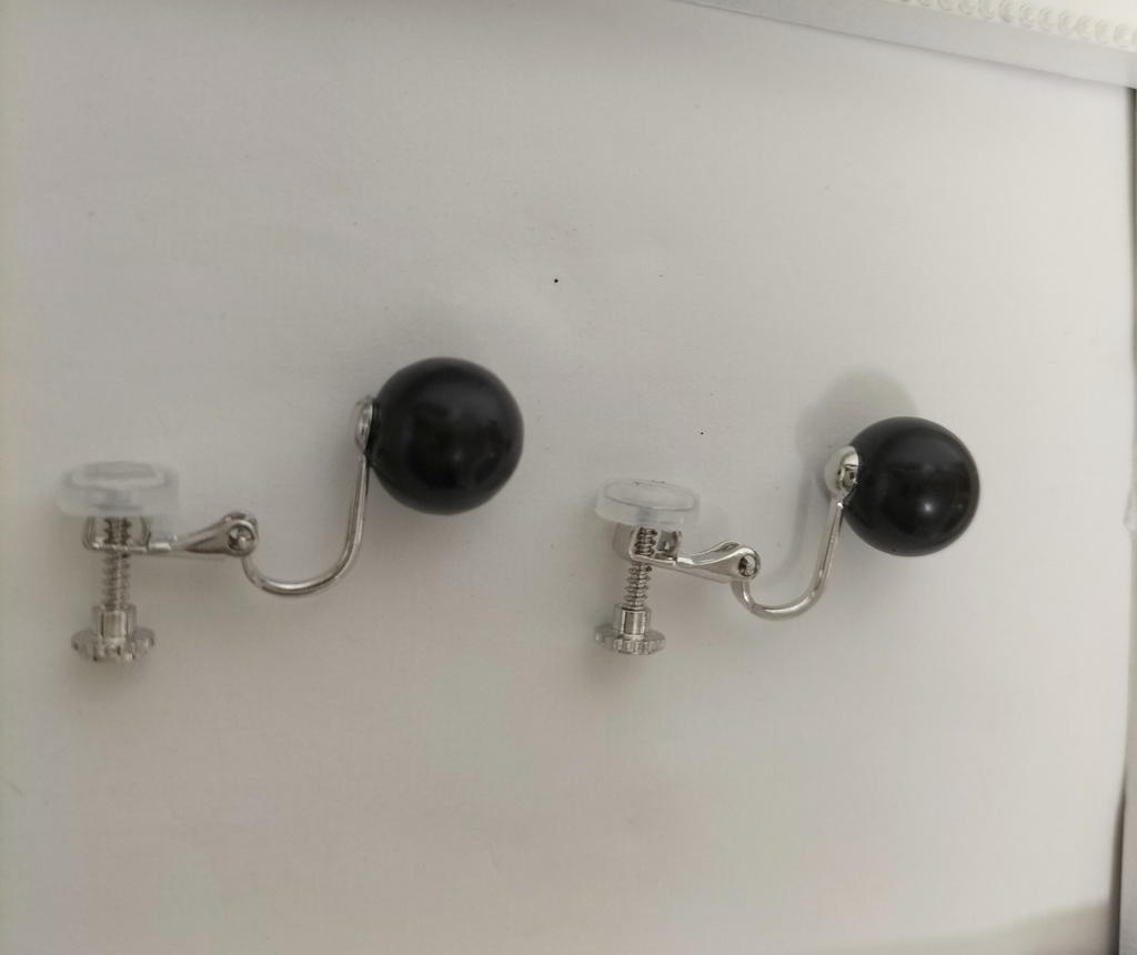 天然石ジェット、約10ミリ珠のネジバネ式イヤリング