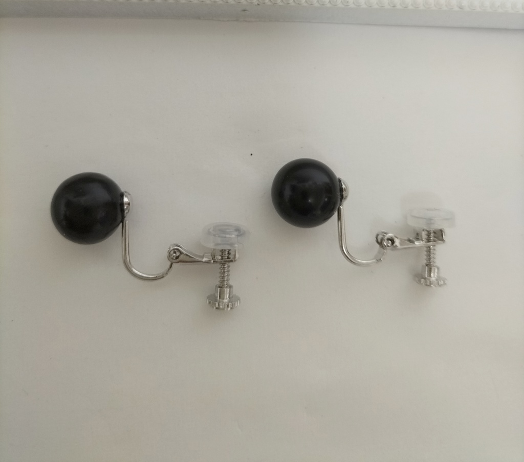 天然石ジェット、約10ミリ珠のネジバネ式イヤリング