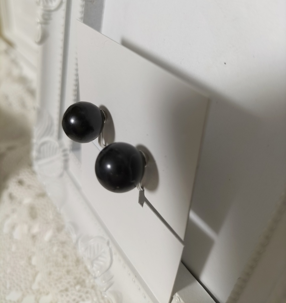 天然石ジェット、約10ミリ珠のネジバネ式イヤリング