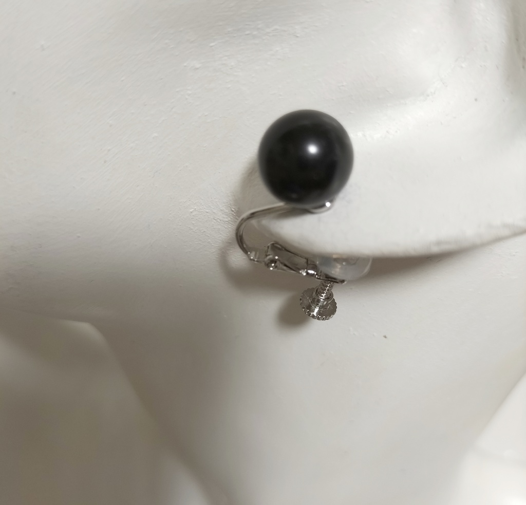 天然石ジェット、約10ミリ珠のネジバネ式イヤリング