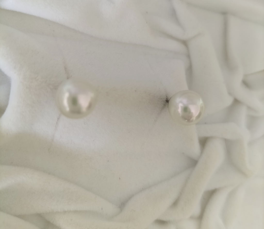 日本産あこや本真珠(宇和島産)のチタン製のピアス