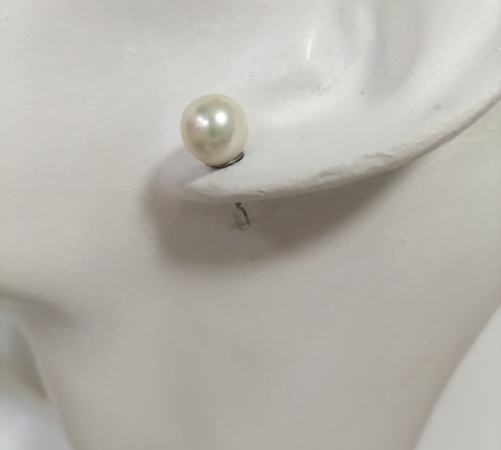 日本産あこや本真珠(宇和島産)のチタン製のピアス