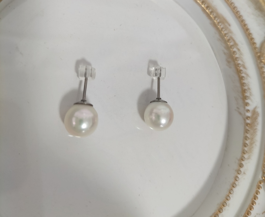 日本産あこや本真珠(宇和島産)のチタン製のピアス