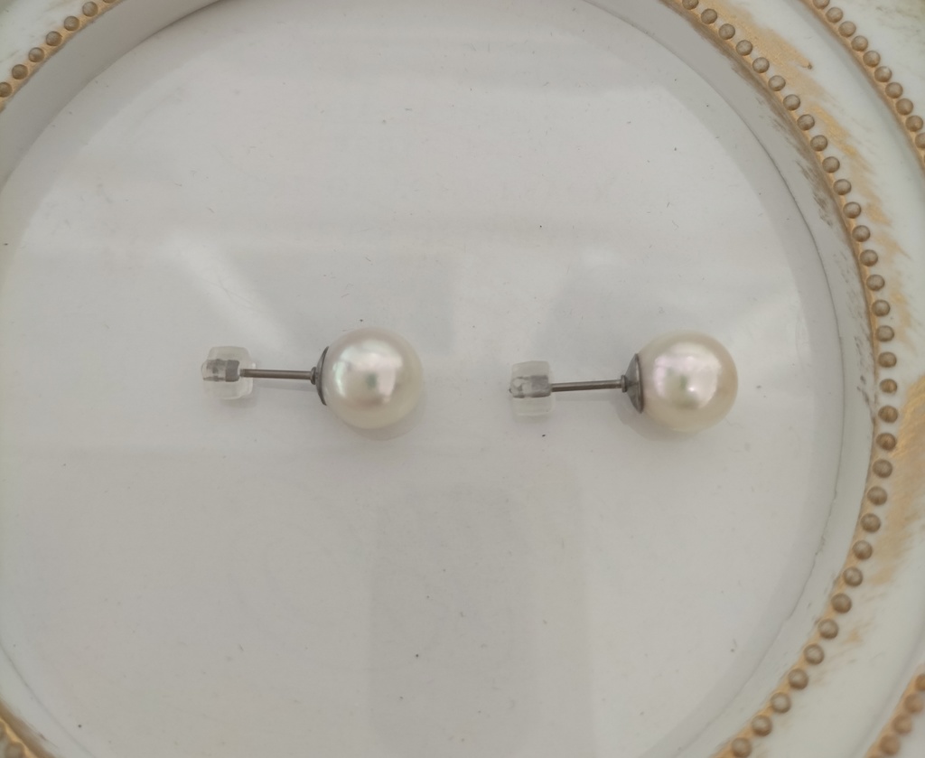日本産あこや本真珠(宇和島産)のチタン製のピアス