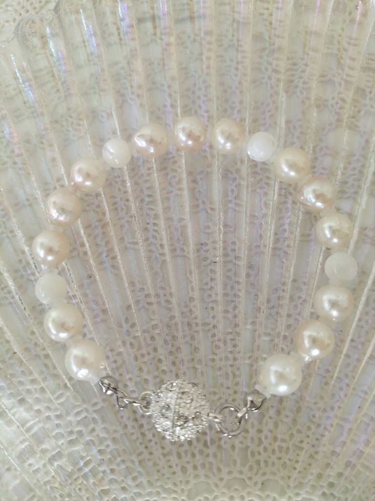 日本産あこや本真珠と天然石マザーオブパールのブレスレット