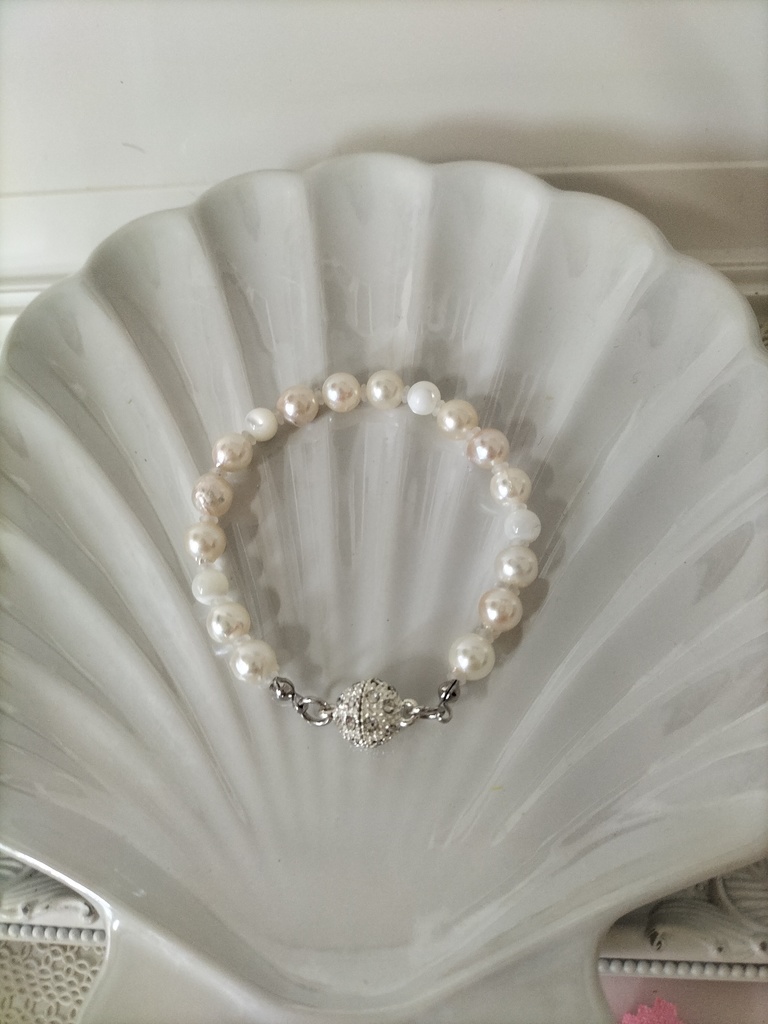 日本産あこや本真珠と天然石マザーオブパールのブレスレット