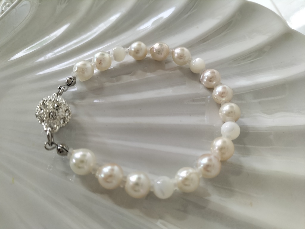 日本産あこや本真珠と天然石マザーオブパールのブレスレット