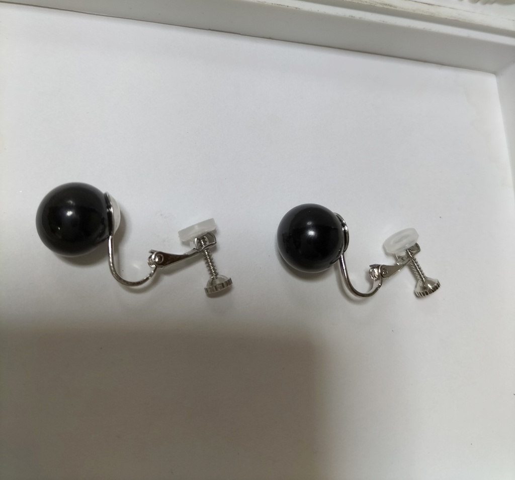 天然石ジェット(約12ミリ珠)のネジバネ式イヤリング