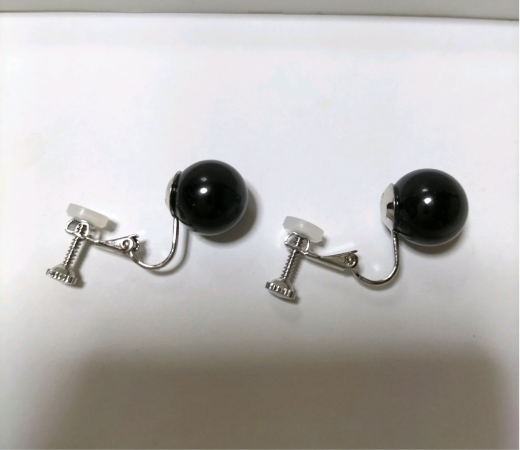 天然石ジェット(約12ミリ珠)のネジバネ式イヤリング