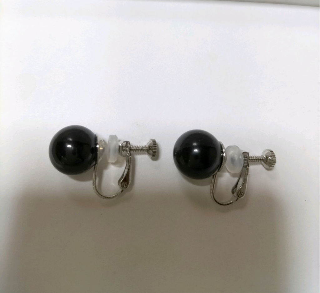 天然石ジェット(約12ミリ珠)のネジバネ式イヤリング