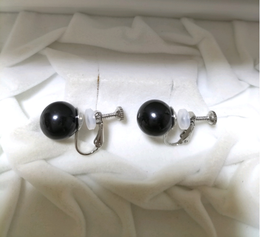 天然石ジェット(約12ミリ珠)のネジバネ式イヤリング