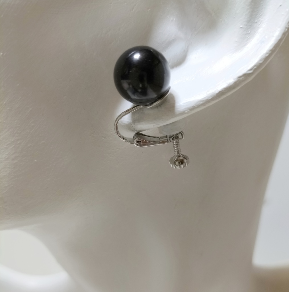 天然石ジェット(約12ミリ珠)のネジバネ式イヤリング