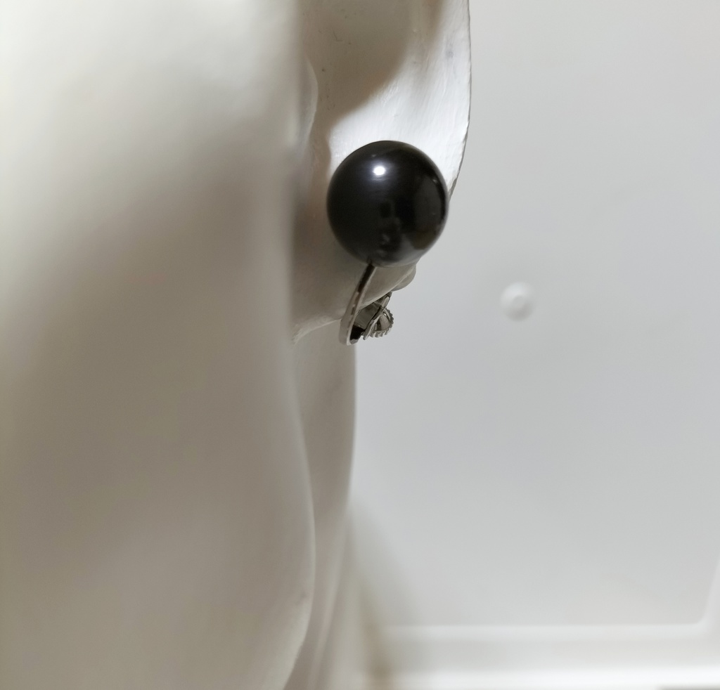 天然石ジェット(約12ミリ珠)のネジバネ式イヤリング