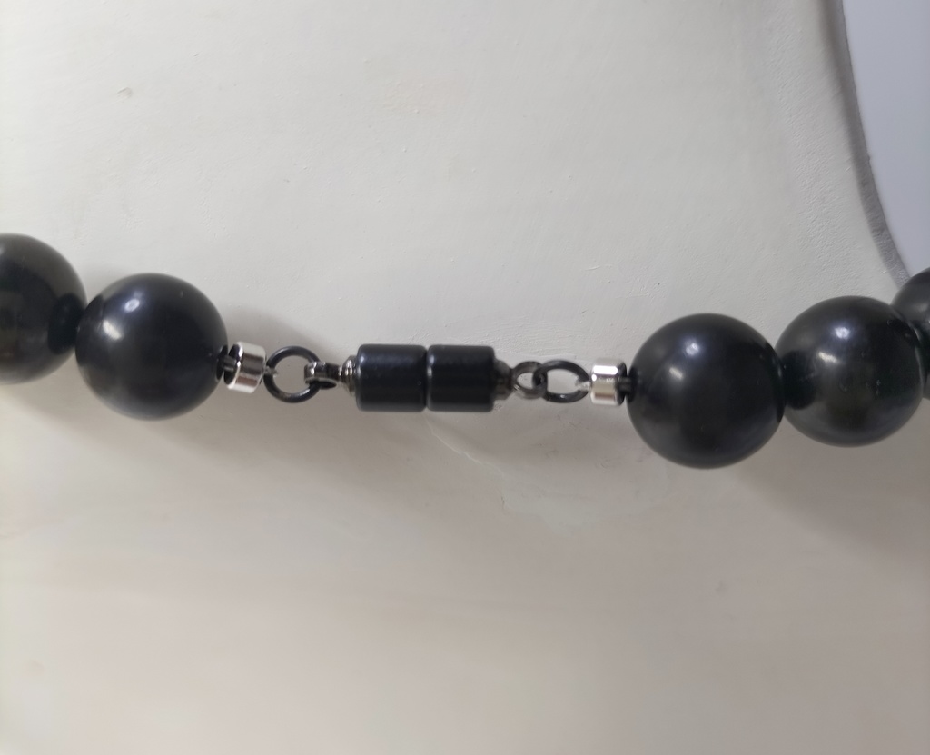 天然石ジェットのマグネット式ネックレス