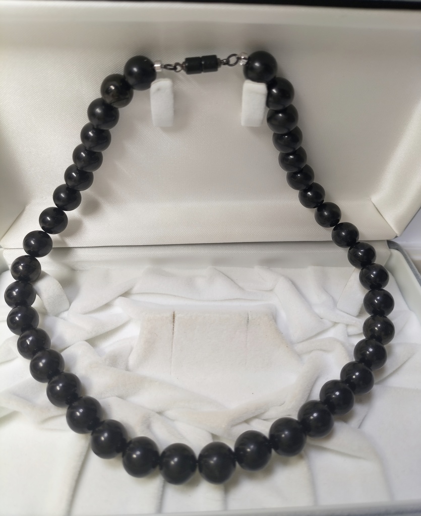 天然石ジェットのマグネット式ネックレス