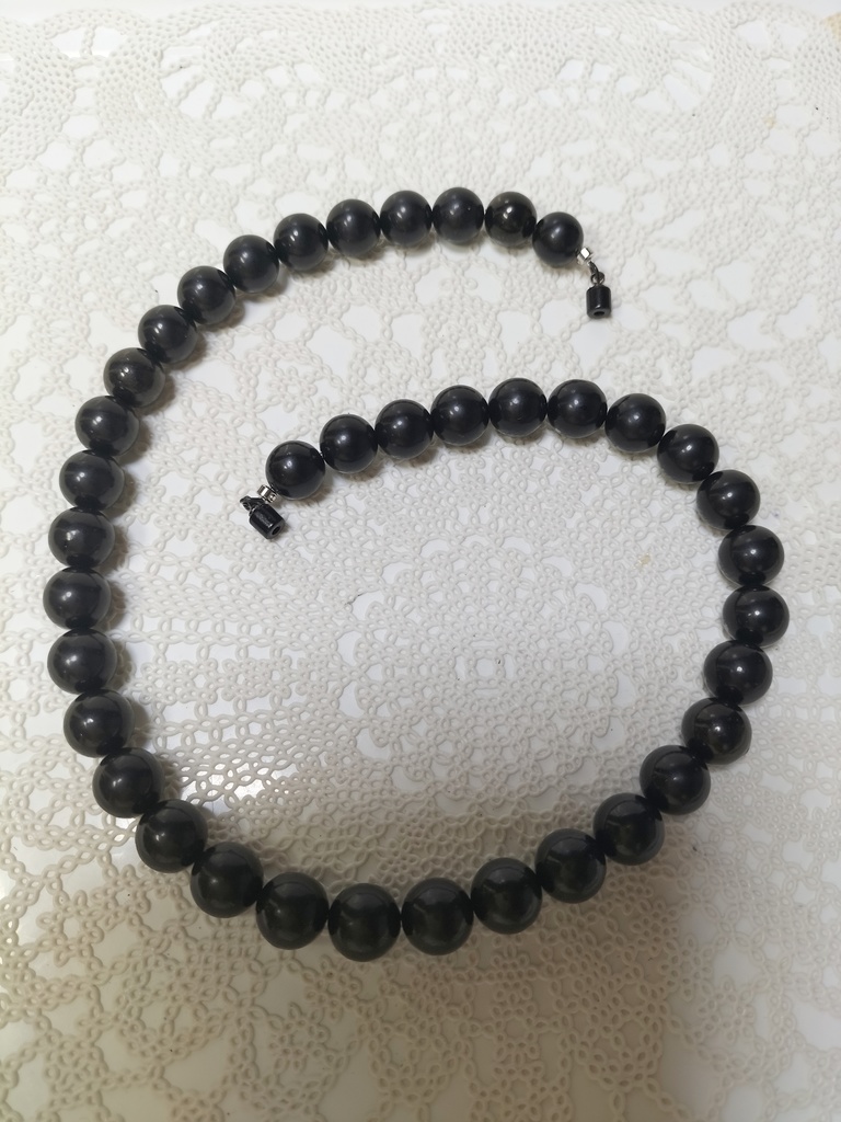 天然石ジェットのマグネット式ネックレス