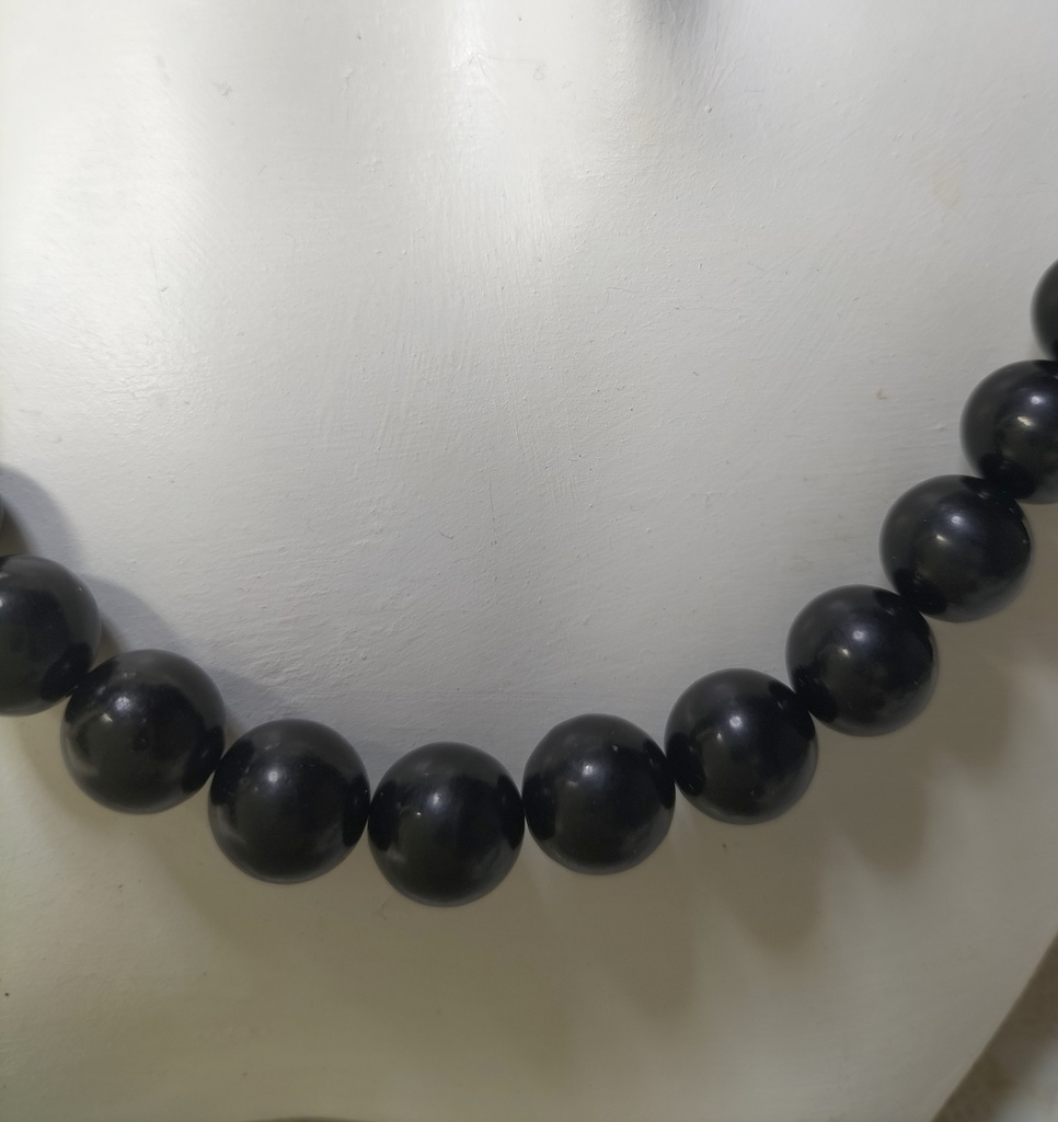 天然石ジェットのマグネット式ネックレス