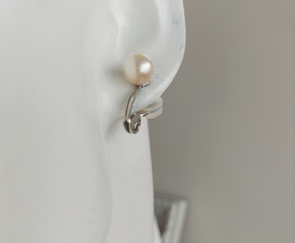 あこや本真珠(宇和島産)の調節可能なクリップ式のイヤリング