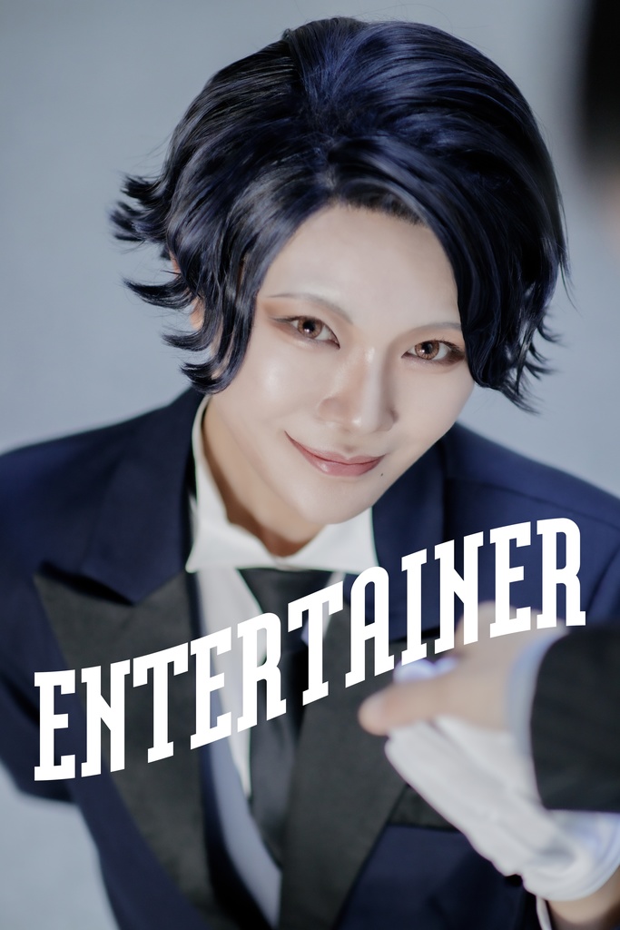 箔押しチェキ付きコスプレ写真集「ENTERTAINER」