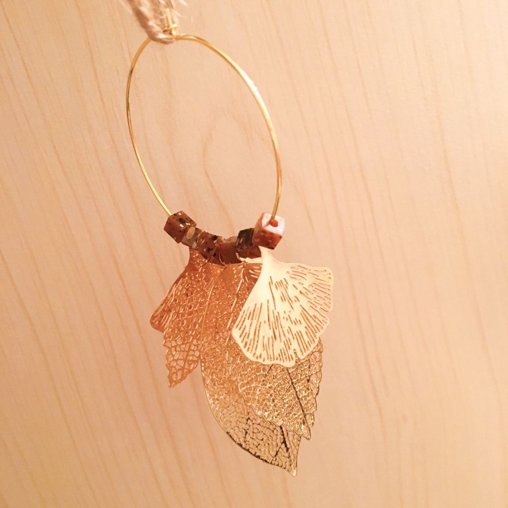 黄金の秋🍂葉っぱ揺れるフープピアス