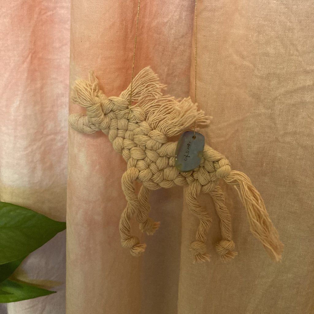 ピンク馬うーまま 植物の思い出❀ ~草木染めマクラメ編み「馬」アートオーナメント~ 送料込み 期間限定販売