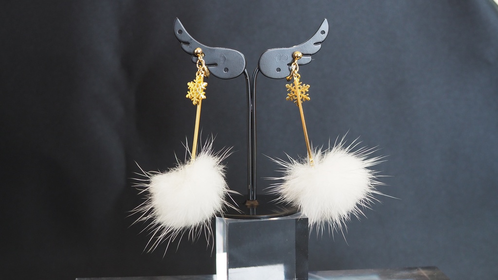 雪のファーピアス