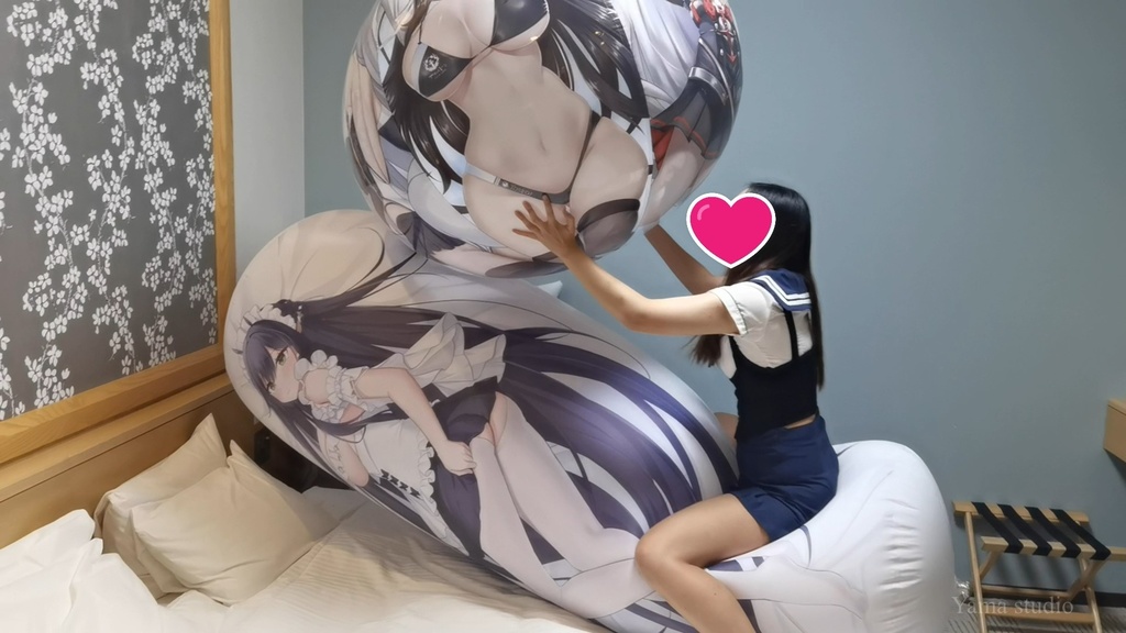 美脚まりなちゃんのビーチボール＆巨大空ビ遊び Marina-chan's big ball & inflatable play