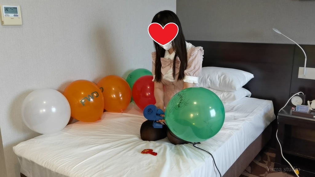 黒髪Mちゃんのお尻で風船割り M-chan's Ride to Pop