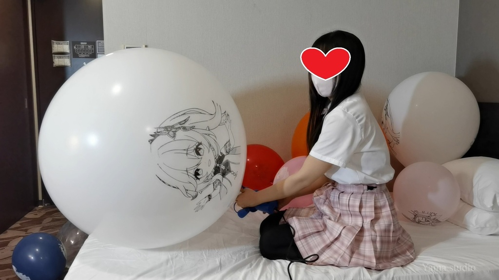 黒髪Mちゃんの巨大イラスト風船遊び&割り M-chan's big Anime balloon play & pop