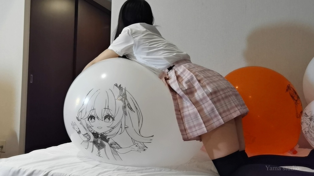 黒髪Mちゃんの巨大イラスト風船遊び&割り M-chan's big Anime balloon play & pop