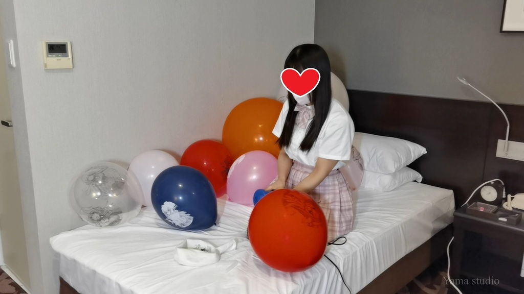 黒髪Mちゃんの巨大イラスト風船遊び&割り M-chan's big Anime balloon play & pop