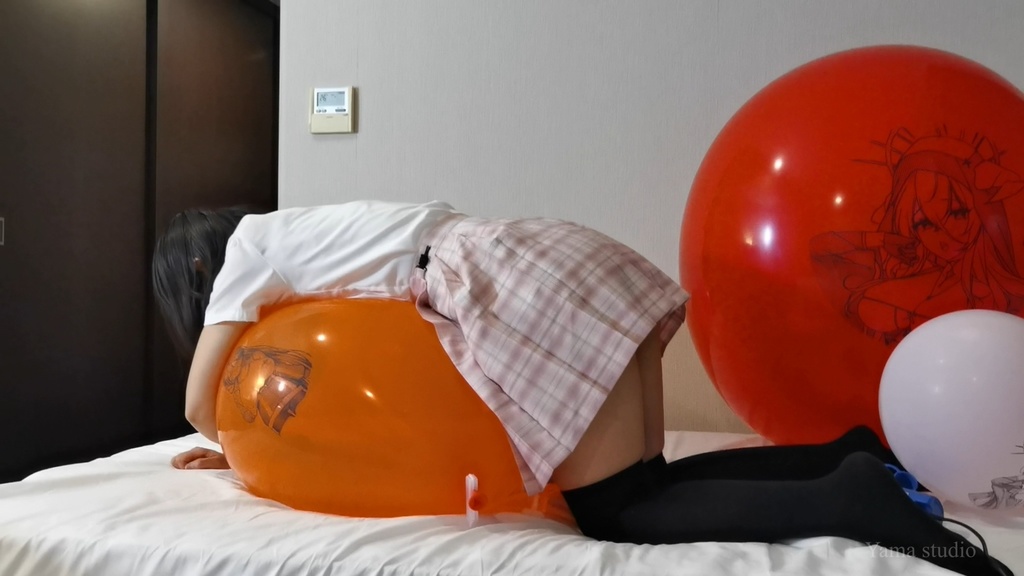 黒髪Mちゃんの巨大イラスト風船遊び&割り M-chan's big Anime balloon play & pop