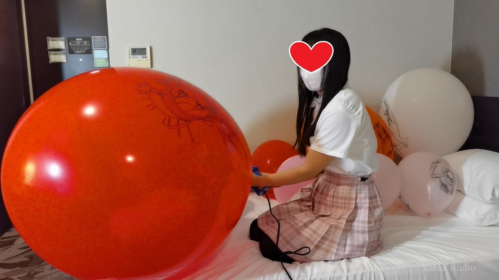 黒髪Mちゃんの巨大イラスト風船遊び&割り M-chan's big Anime balloon play & pop