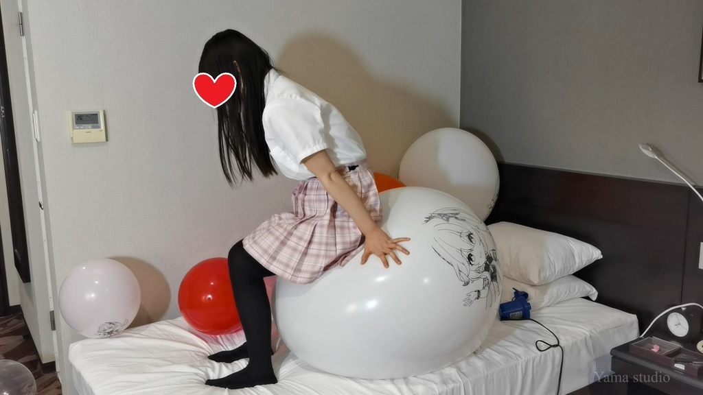 黒髪Mちゃんの巨大イラスト風船遊び&割り M-chan's big Anime balloon play & pop