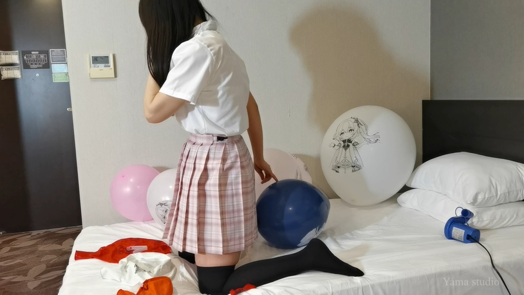 黒髪Mちゃんの巨大イラスト風船遊び&割り M-chan's big Anime balloon play & pop